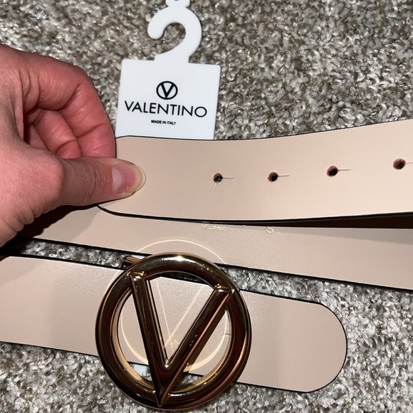 New Belt by Mario Valentino cream with gold logo size small - Picture 7 of 8